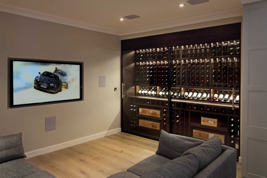 Старинный винный шкаф