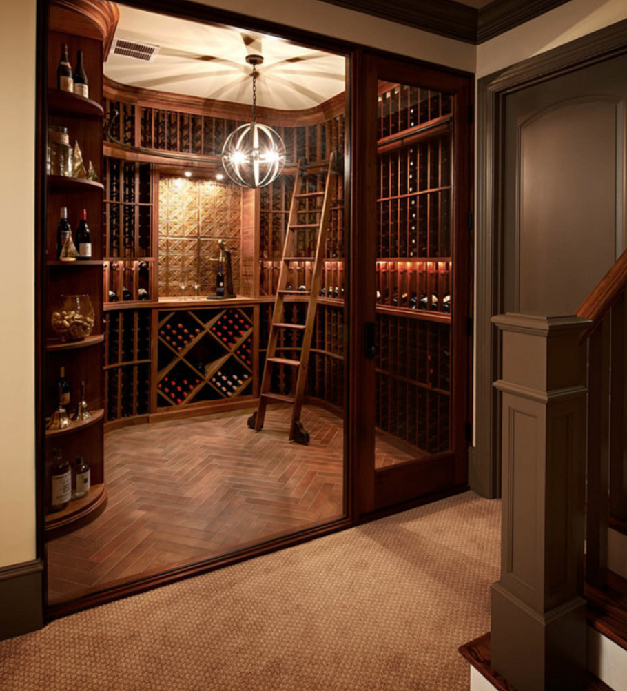 Мягкая мебель бордового цвета в интерьере