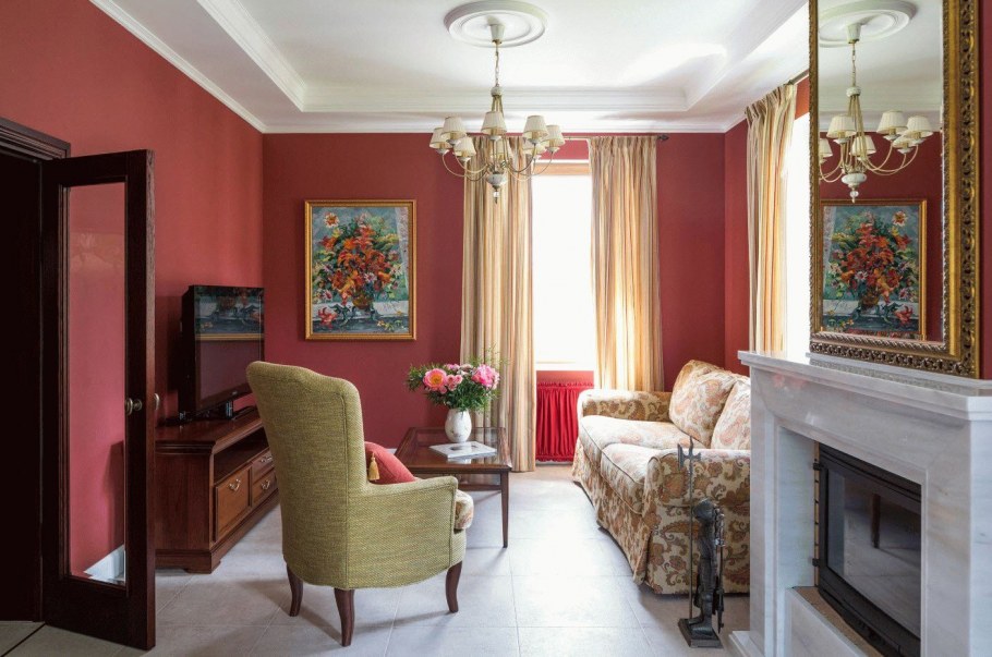 Гостиная в бордовых тонах