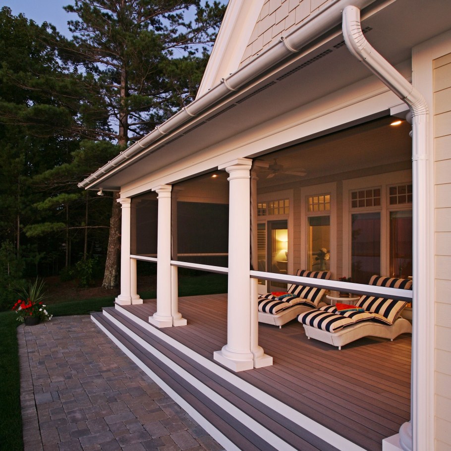 Небольшой домик с открытой террасой