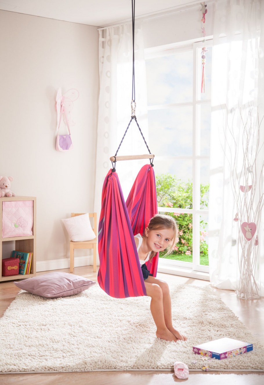 Комната подростка с подвесным креслом