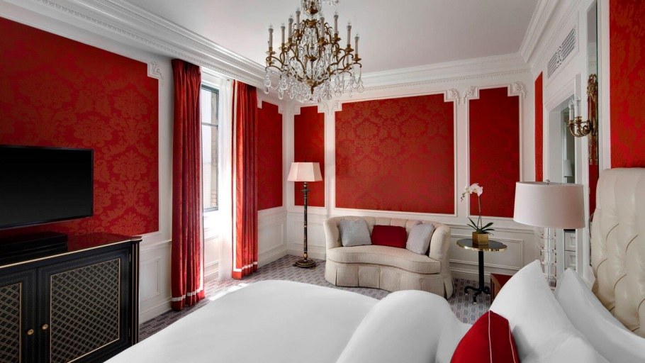 Интерьер квартиры в классическом стиле в красных тонах