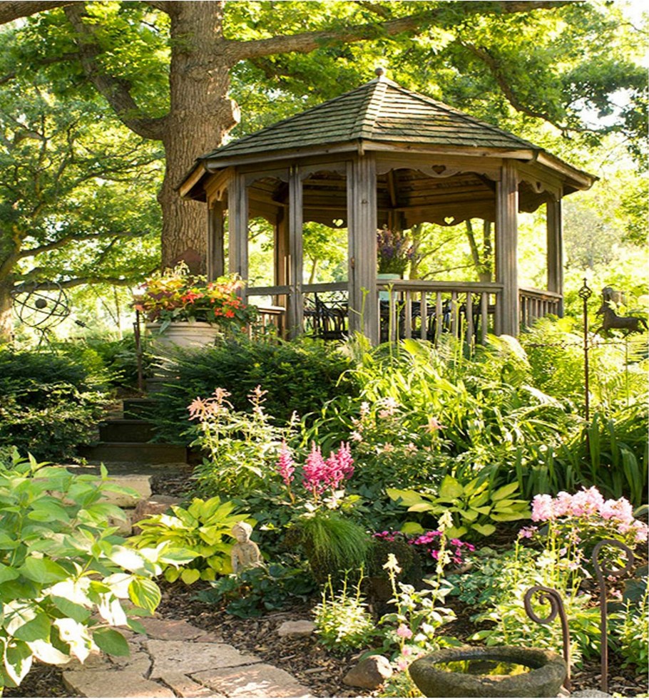 Пергола в тенистом саду