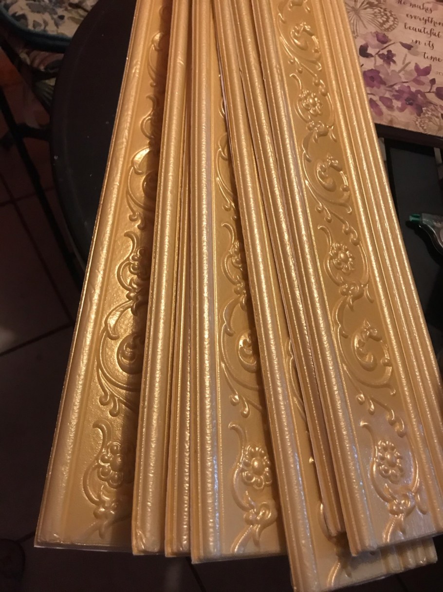 Плинтус пластиковый самоклеющийся