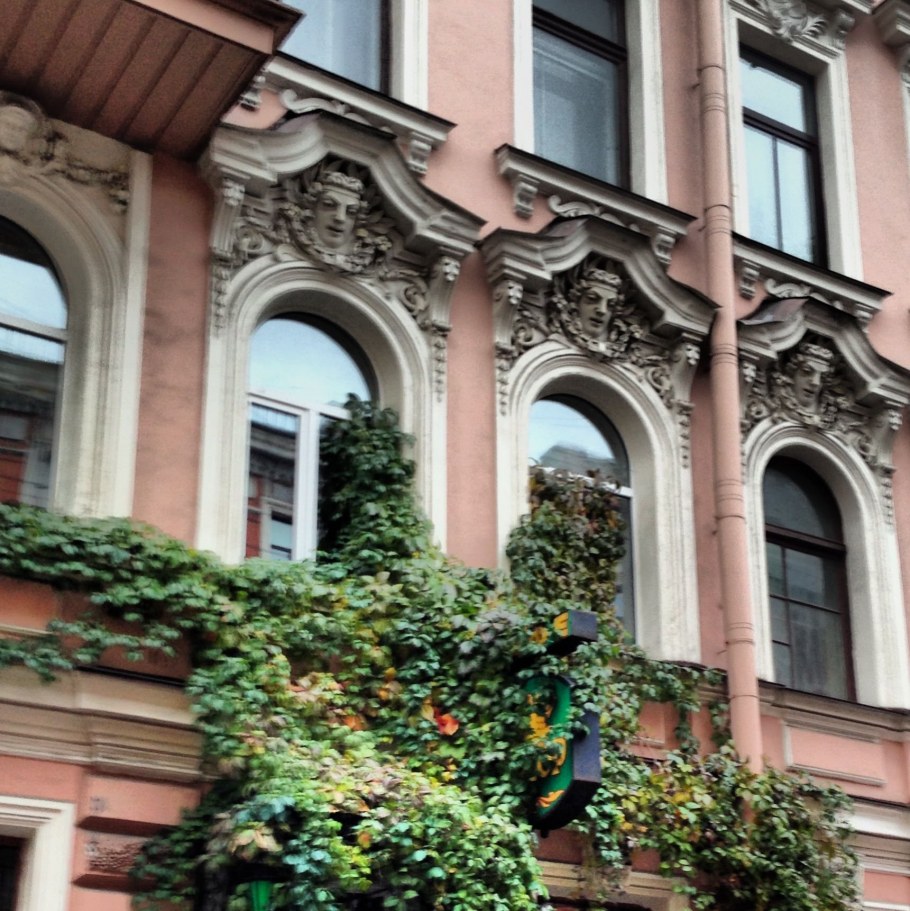 Фасад старинного здания Питер