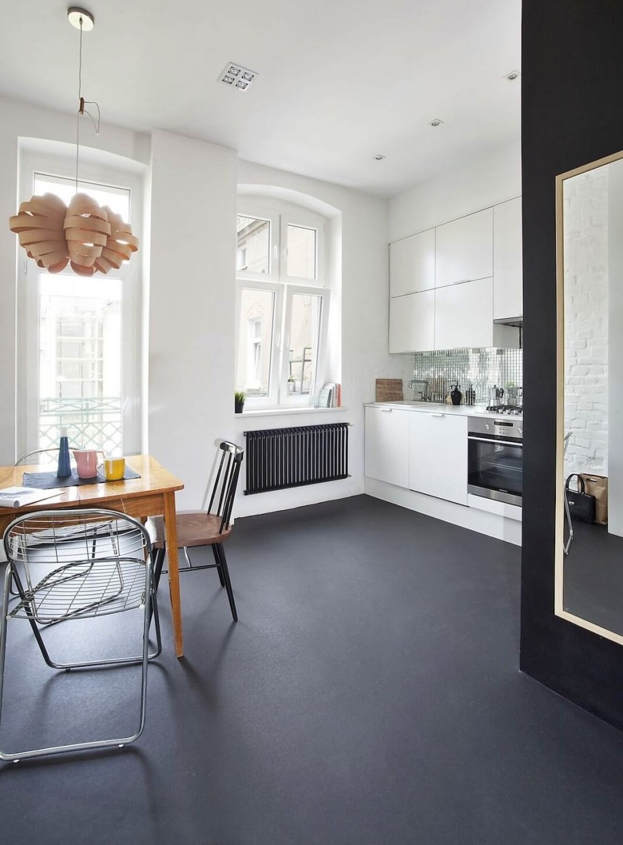 Светлая кухня темный пол