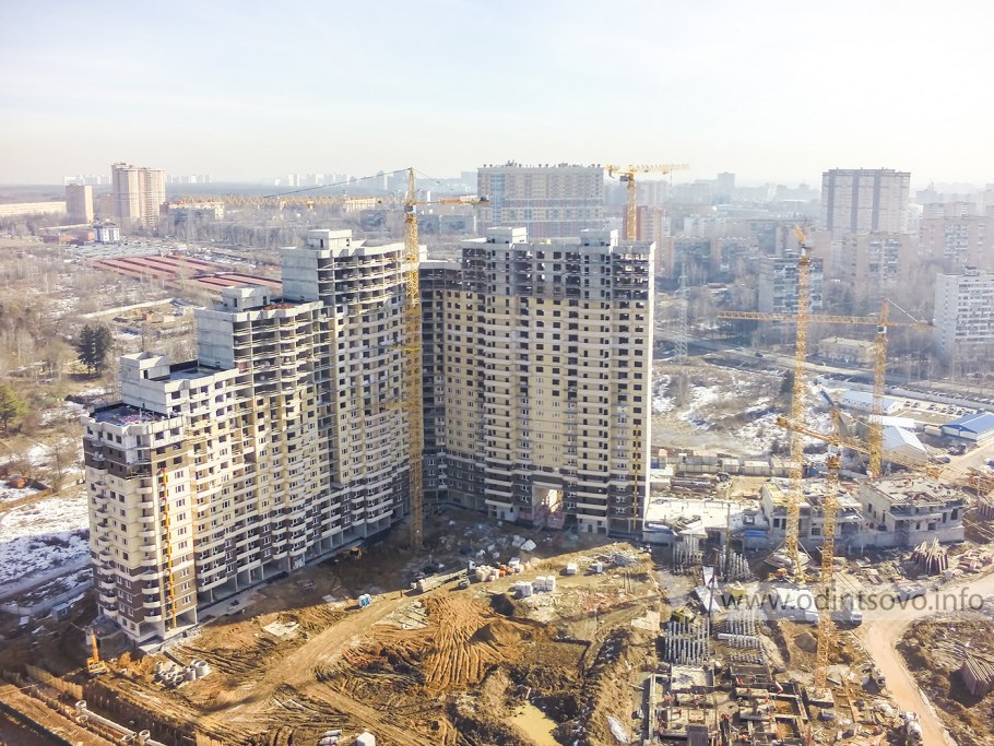 Дом посреди жилого комплекса