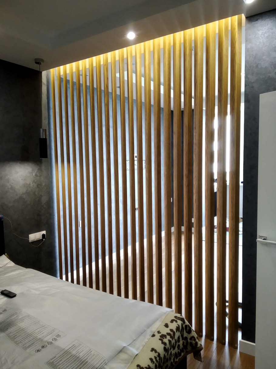 Потолок из деревянных реек в спальне