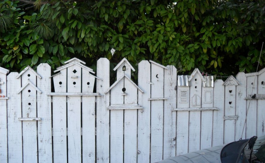 Украшение деревянного забора