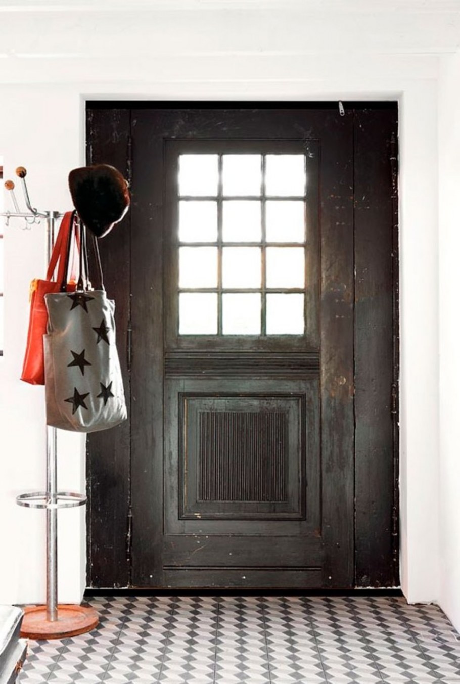 Входная дверь в скандинавском стиле