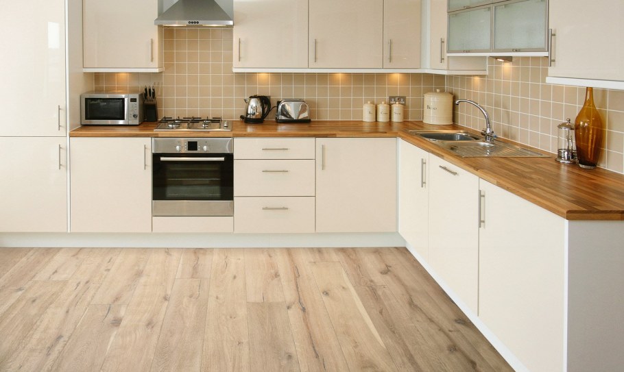 Бежевая кухня с деревянной столешницей