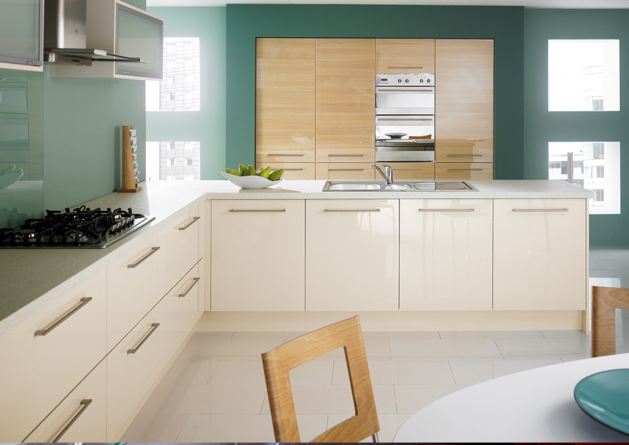 Кухня кремового цвета с деревянной столешницей