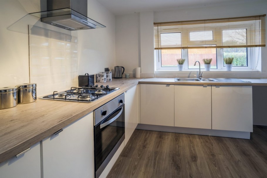 Светлая кухня с деревянной столешницей