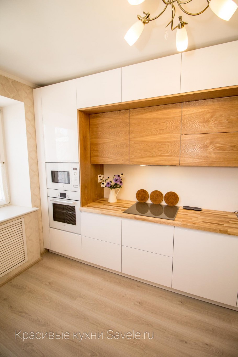 Бежевая кухня с деревянной столешницей