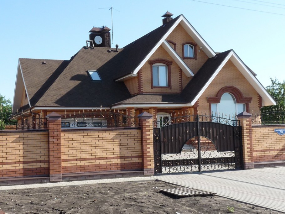 Кирпичный дом с красивым забором