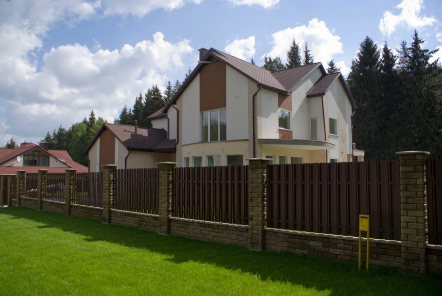 Забор в загородном доме