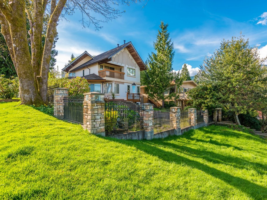 Красивый дом в деревне