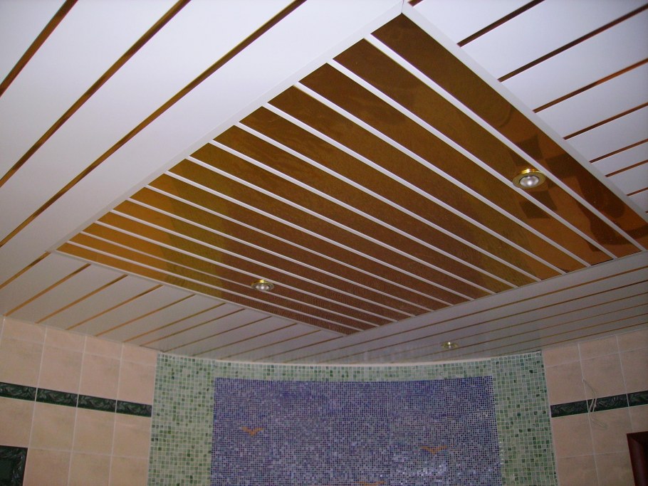 Реечный потолок в бане