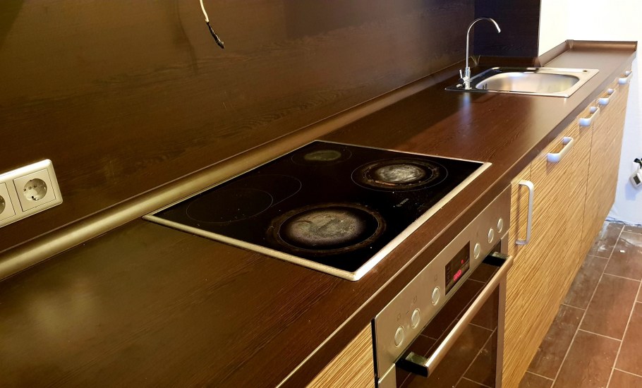 Стык между столешницей и фартуком