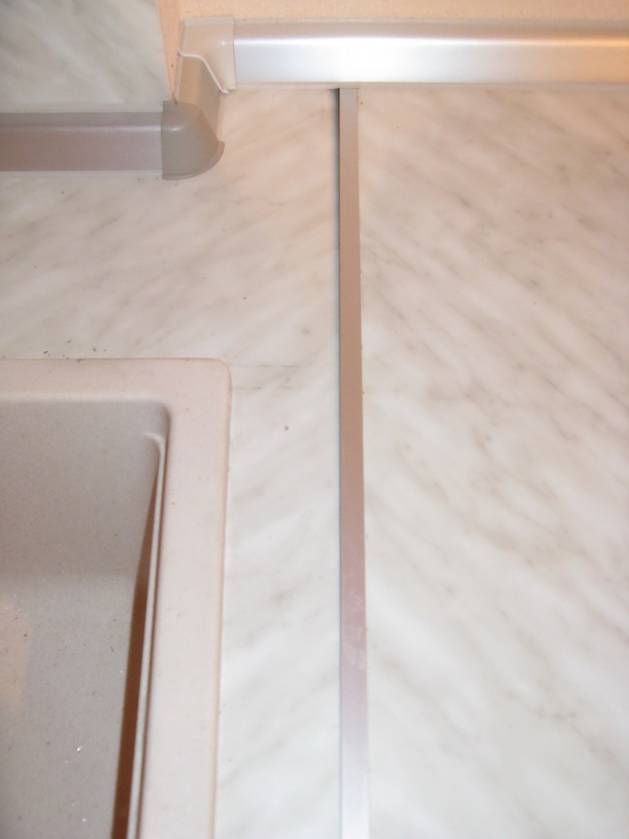 Щель между столешницей и стеной