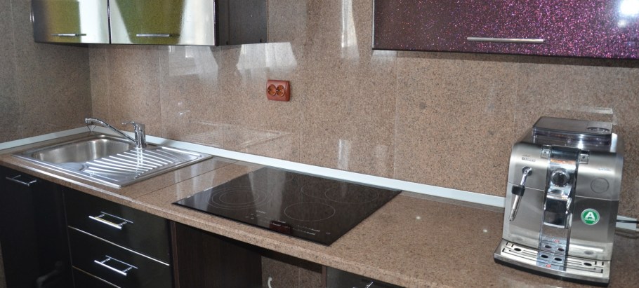 Уголок между столешницей и стеновой панелью на кухне