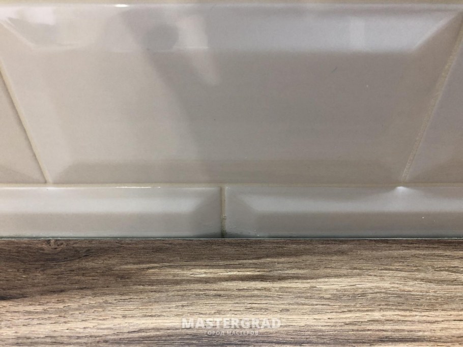 Стеклянным фартук на бортике