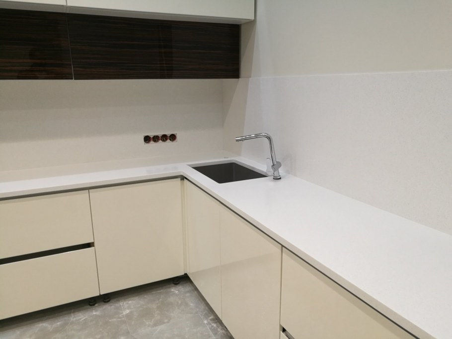 Стык столешницы и фартука герметик