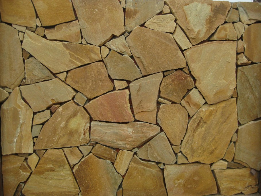 Камень пластушка на стене