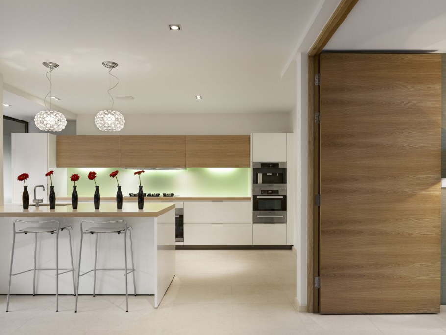 Кухня с темным полом