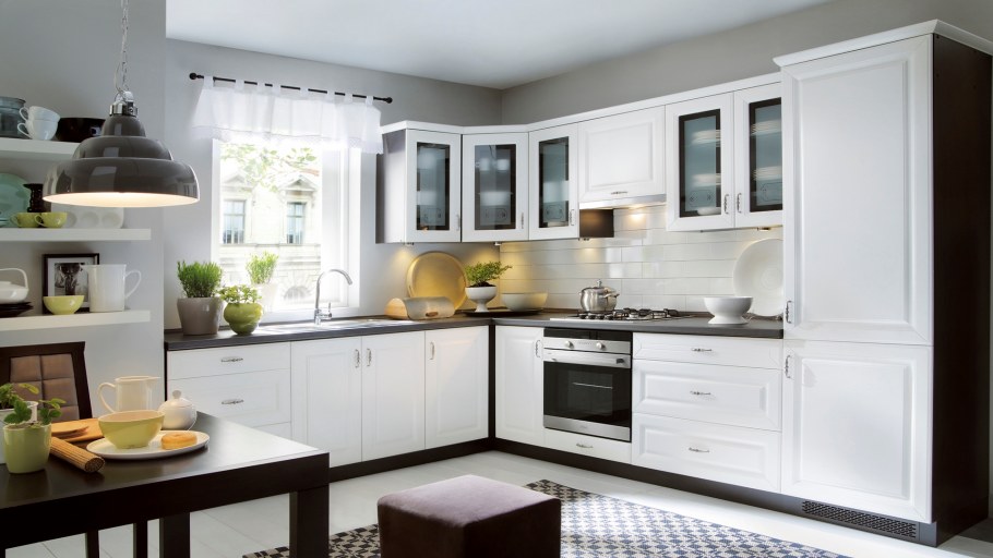 Кухня с белыми фасадами