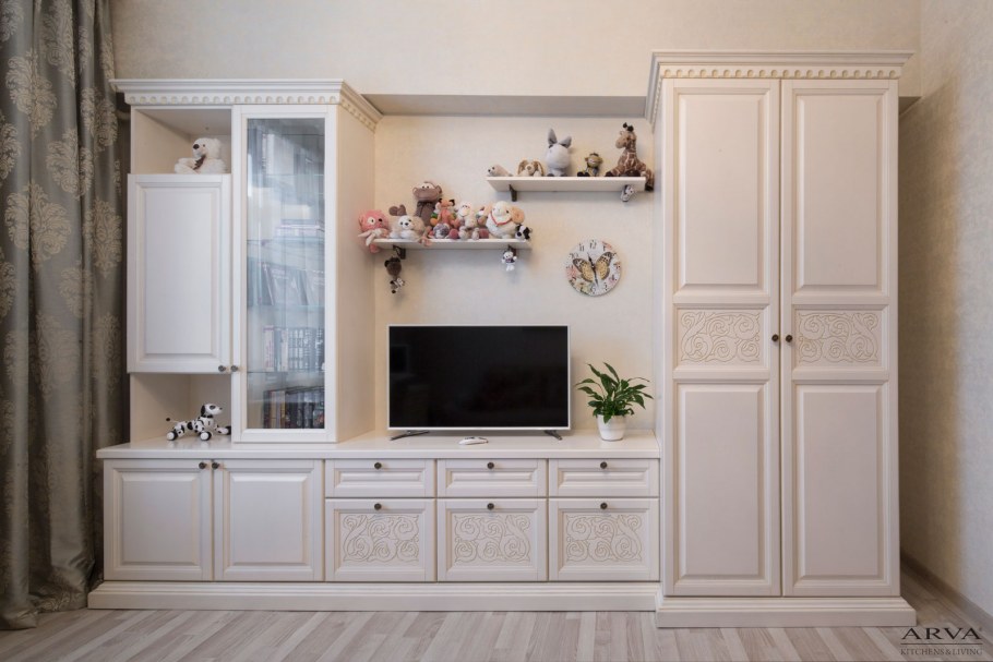 Фасады с патиной для гостиной