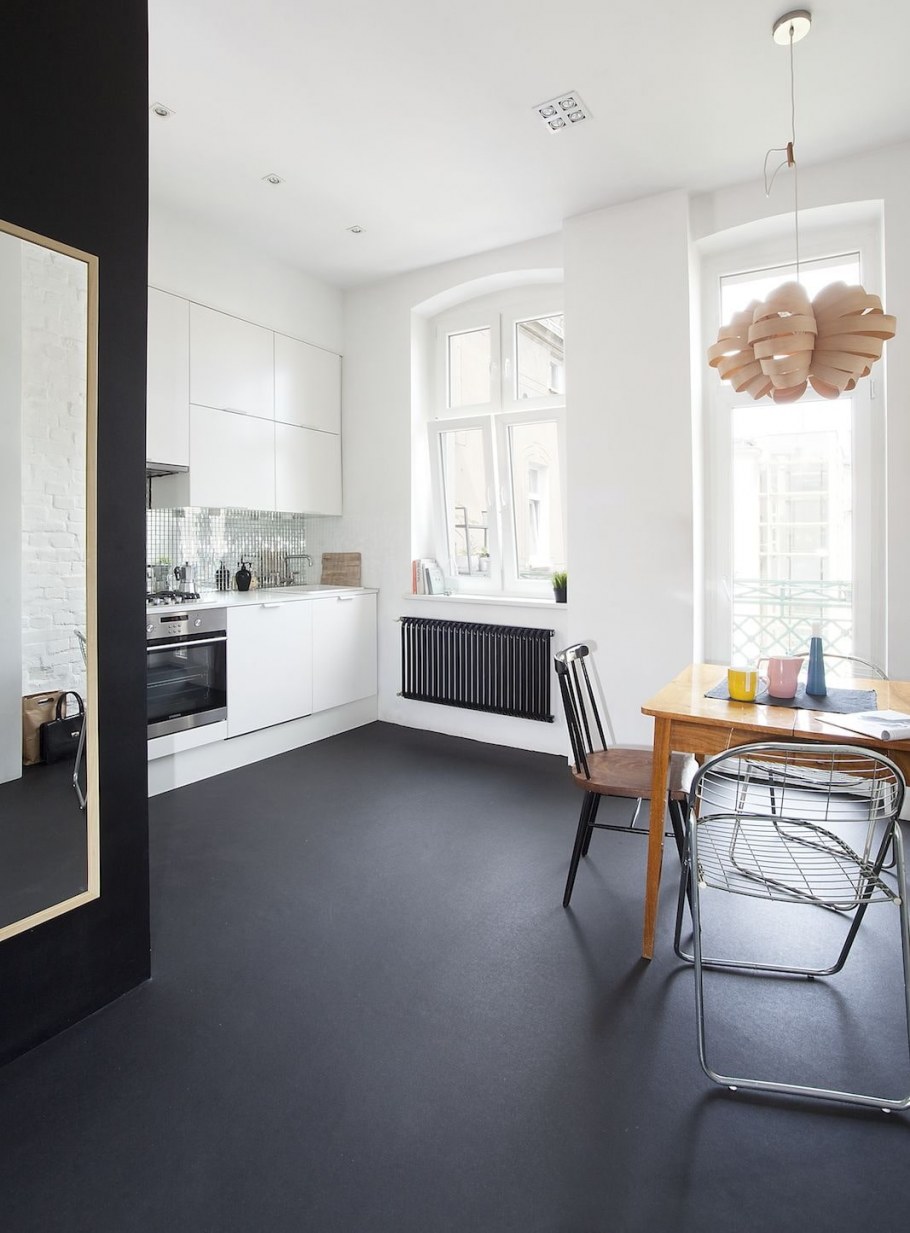 Светлая кухня темный пол