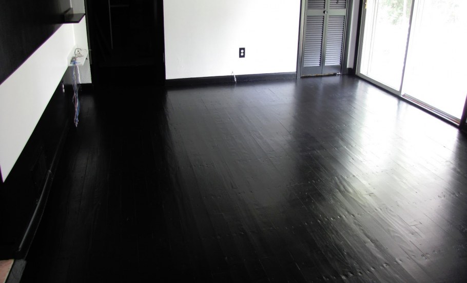 Пол в черной краске