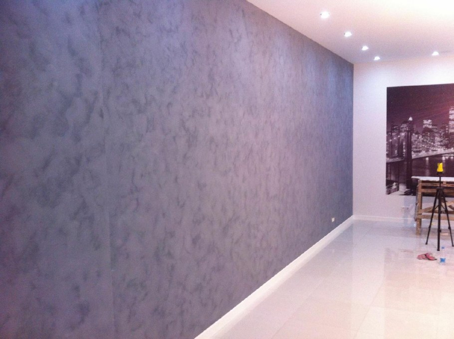 Сиреневая декоративная штукатурка в интерьере