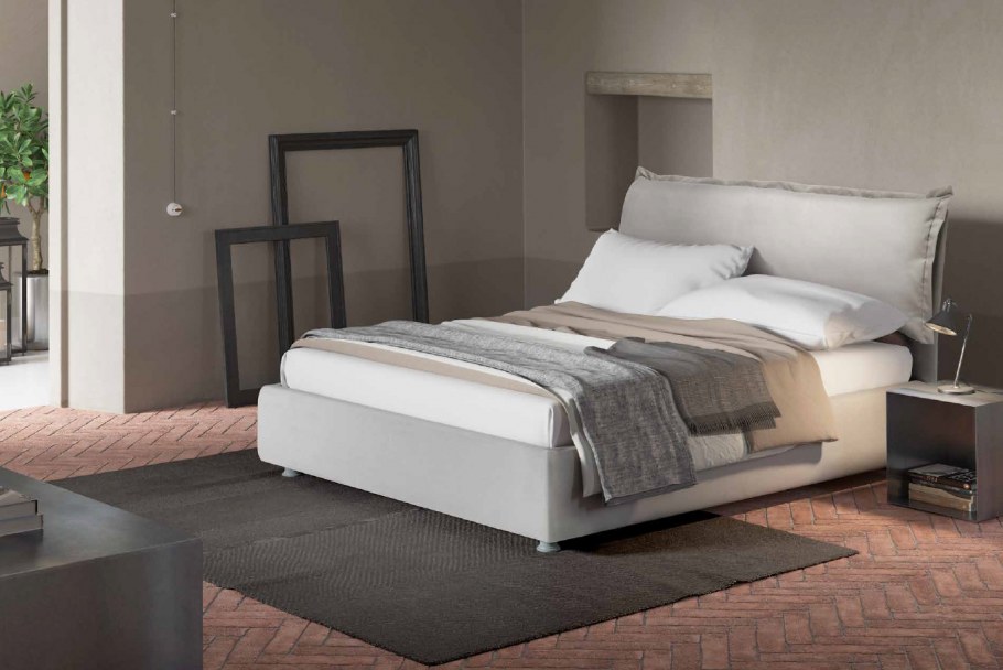 Кровать с мягким изогнутым изголовьем и встроенными светильниками