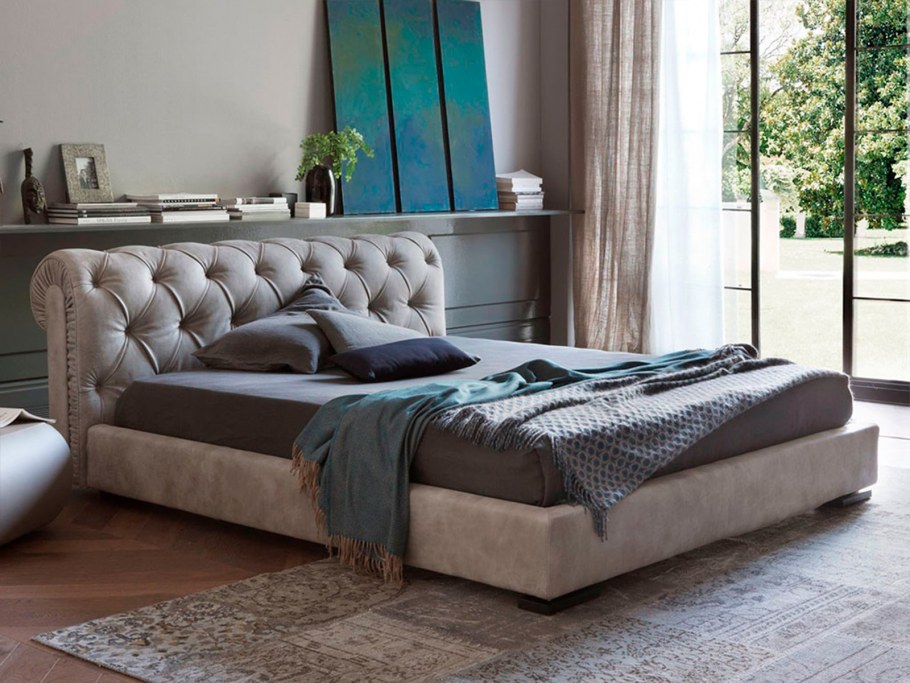 Кровать с мягким изголовьем