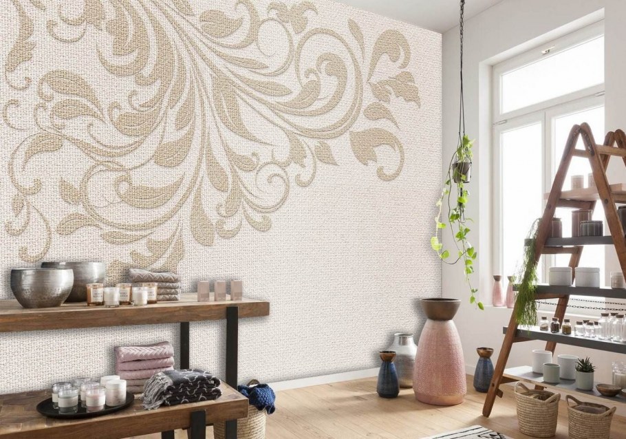 Орнамент на бежевой стене