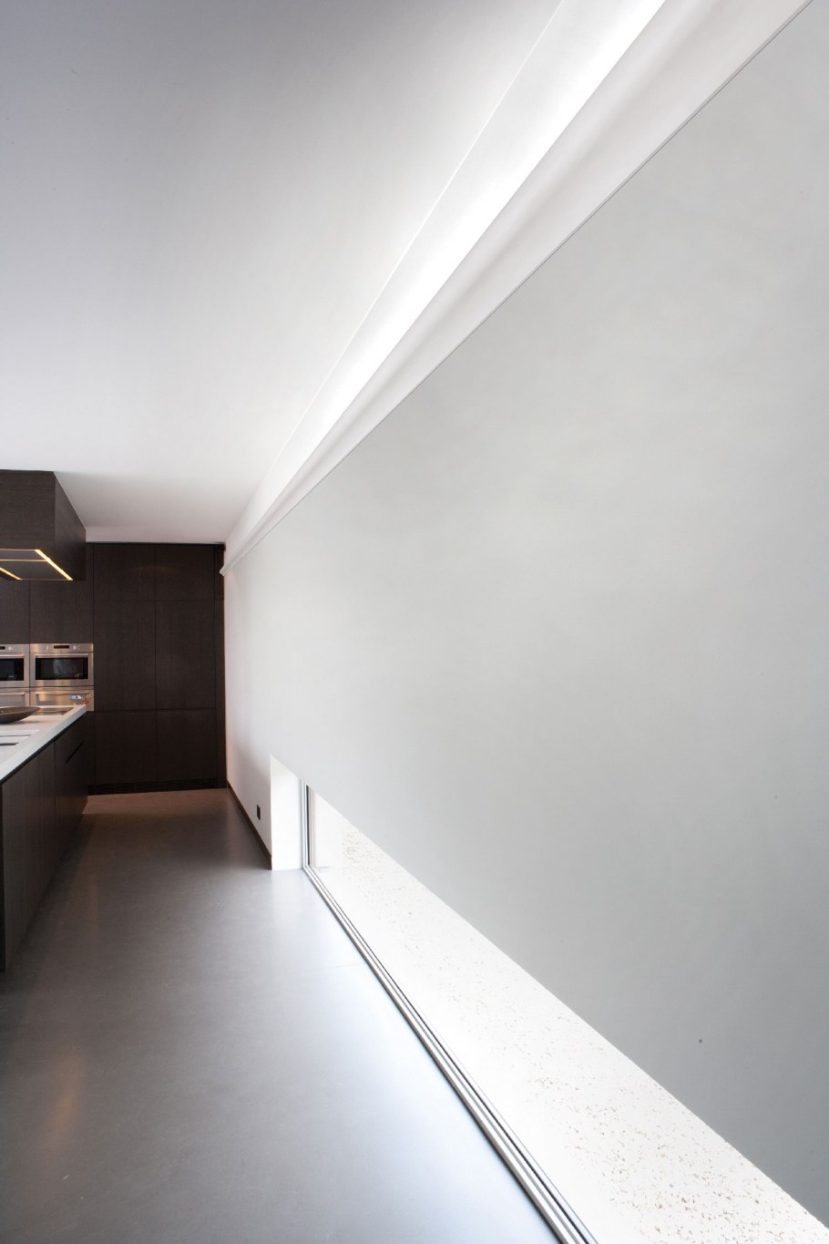 Прямое примыкание к стене. Prof натяжные потолки