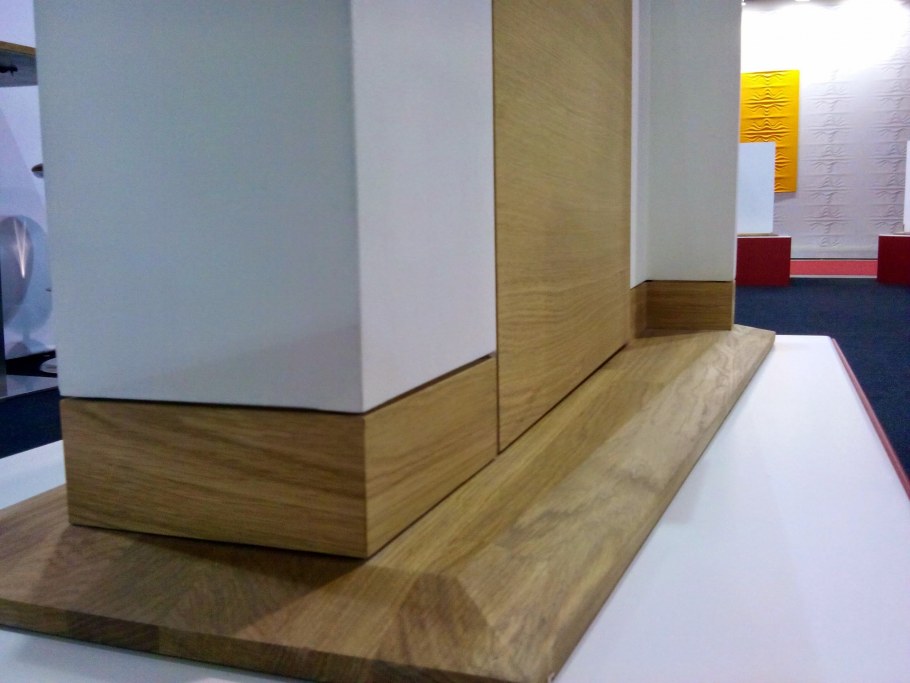 Плавание стены без плинтуса