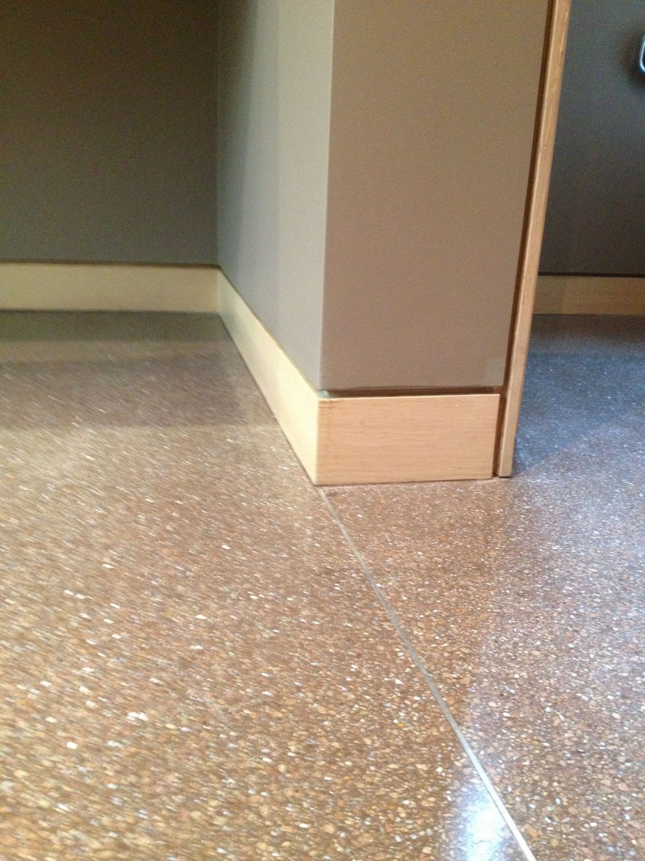 Дизайн укладки плинтуса в зале квартиры фото