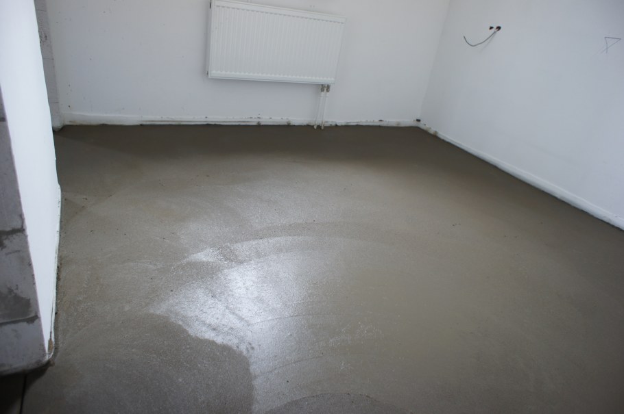 Наливной пол по маякам