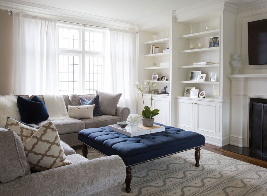 Гостиная с синим диваном