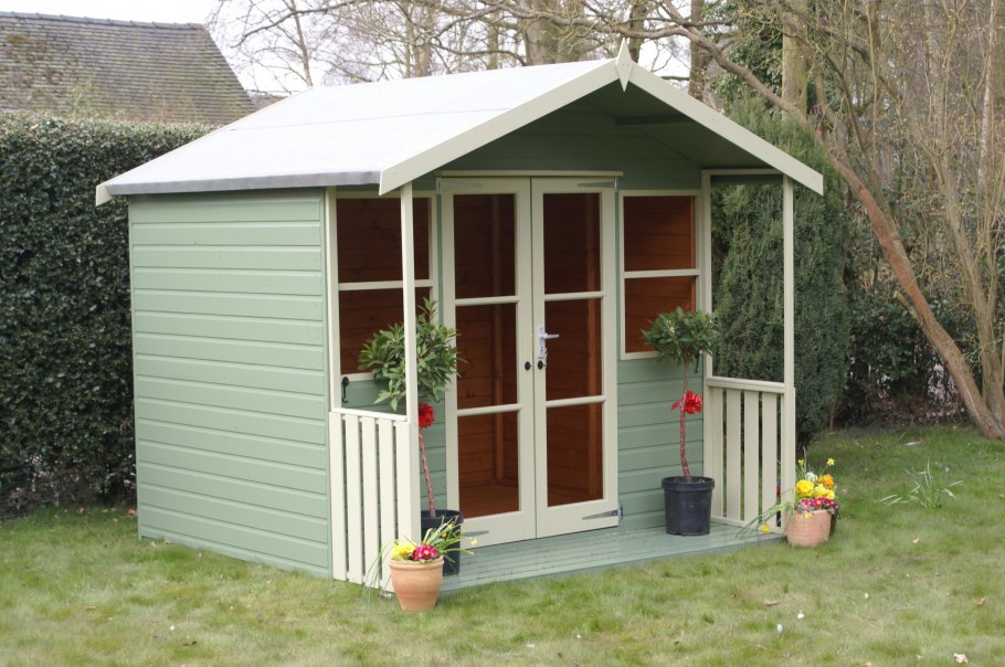 Полосатый дачный домик