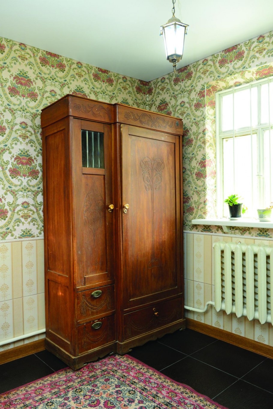 Старинный шкаф в интерьере