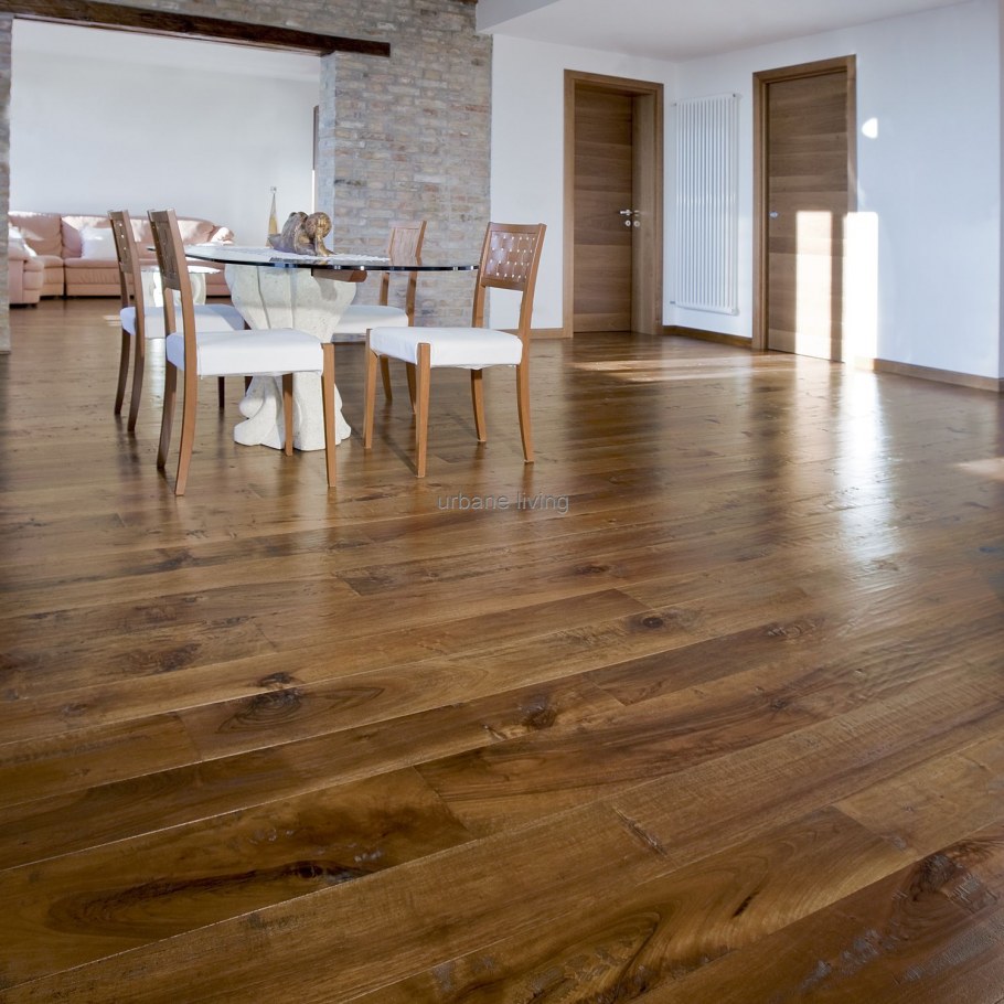 Интерьер с деревянными полами