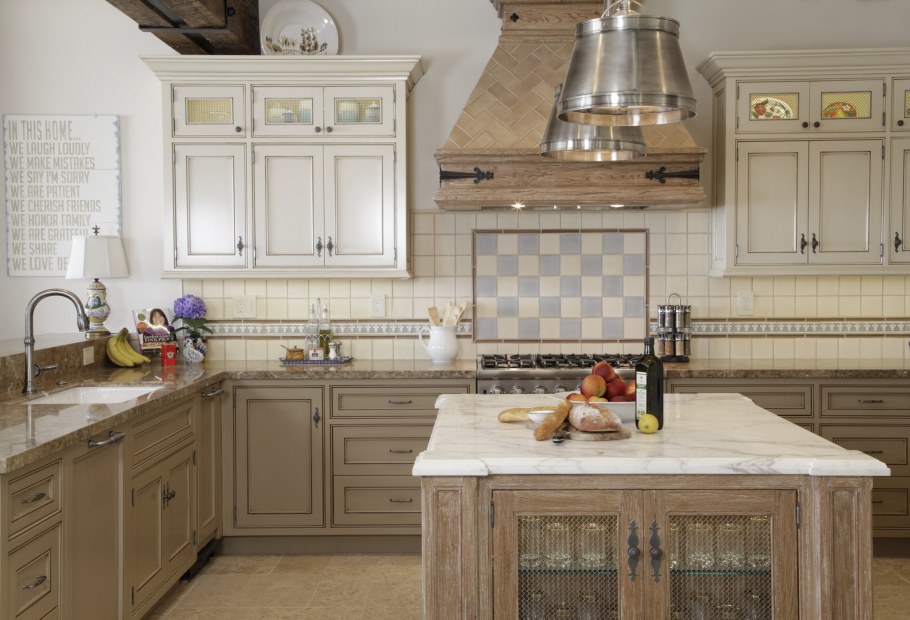 Старинная кухня в стиле Прованс