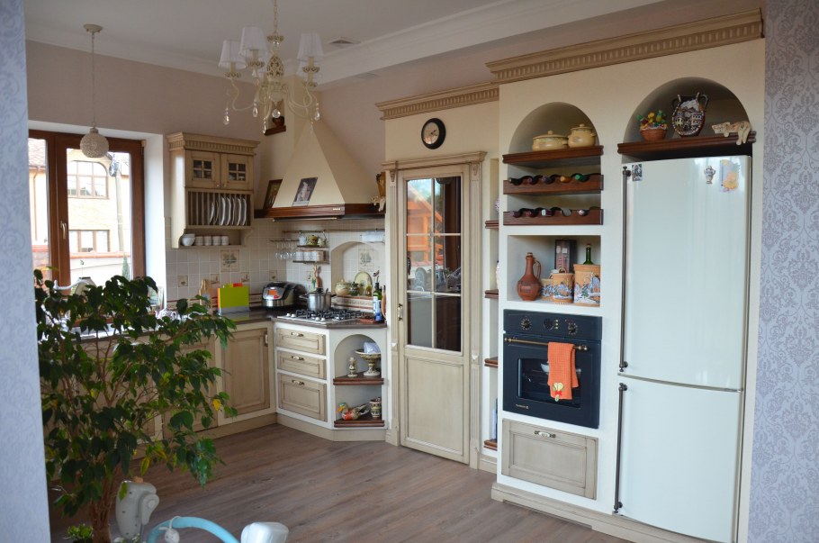 Кухня в стиле Прованс белая с патиной