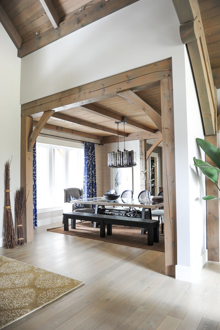 Балка вертикальная в интерьере