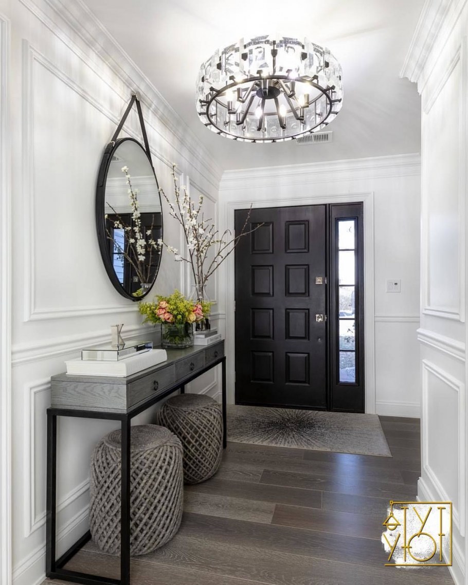 Зеркало в прихожей в стиле Неоклассика