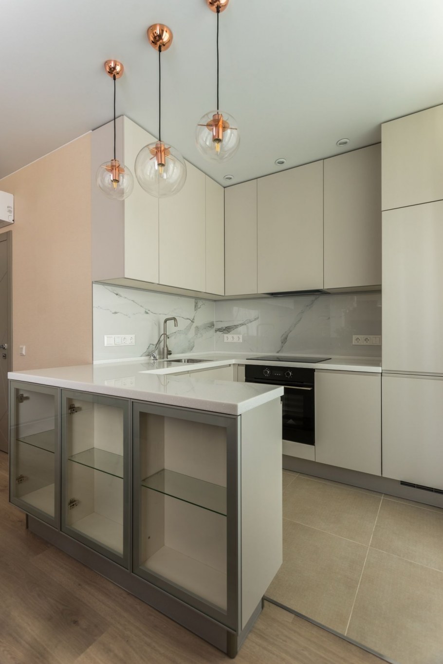 Кухонный гарнитур в пастельных тонах